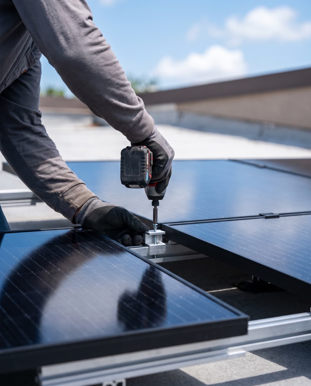 Instalador fijando un panel solar a su estructura de aluminio